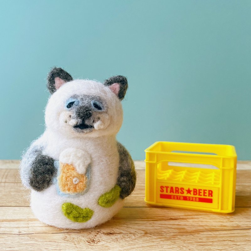 A cat figurine for a blissful time with beer and edamame - Items for Display - Wool White