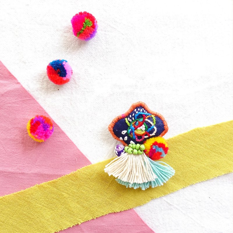 DUNIA handmade / Fruity! / Fruit flower embroidery pin Floral hand embroidered brooch # 11 - เข็มกลัด - ผ้าฝ้าย/ผ้าลินิน สีน้ำเงิน