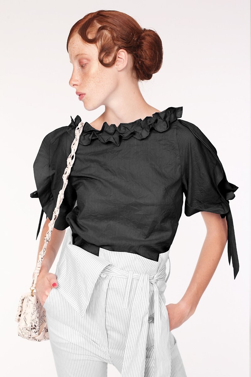 Frilly Neck Squarish Sleeves Wrinkled Cotton Top/ Black / Handmade in Japan - เสื้อผู้หญิง - ผ้าฝ้าย/ผ้าลินิน สีดำ
