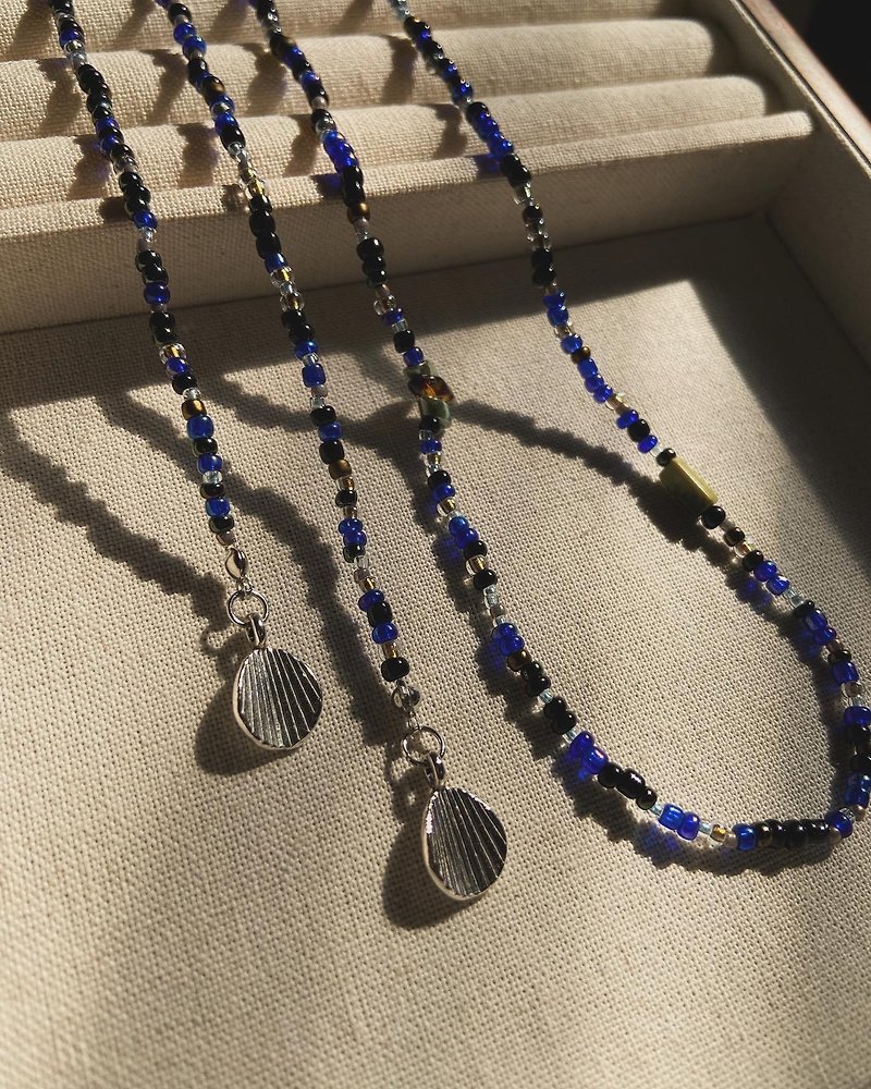 beaded long necklace beaded handmade long necklace - สร้อยคอ - วัสดุอื่นๆ สีดำ
