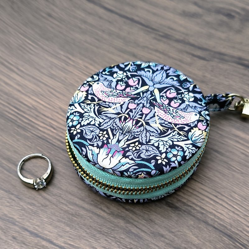 Macaron zipper earphone pouch / jewellry case Grayish purple Strawberry Thief - กระเป๋าใส่เหรียญ - ผ้าฝ้าย/ผ้าลินิน สีม่วง