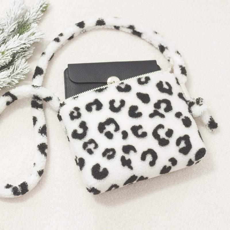 Winter new product black and white circle circle leopard lamb velvet carry-on satchel travel small bag light and practical gift packaging - กระเป๋าแมสเซนเจอร์ - เส้นใยสังเคราะห์ ขาว