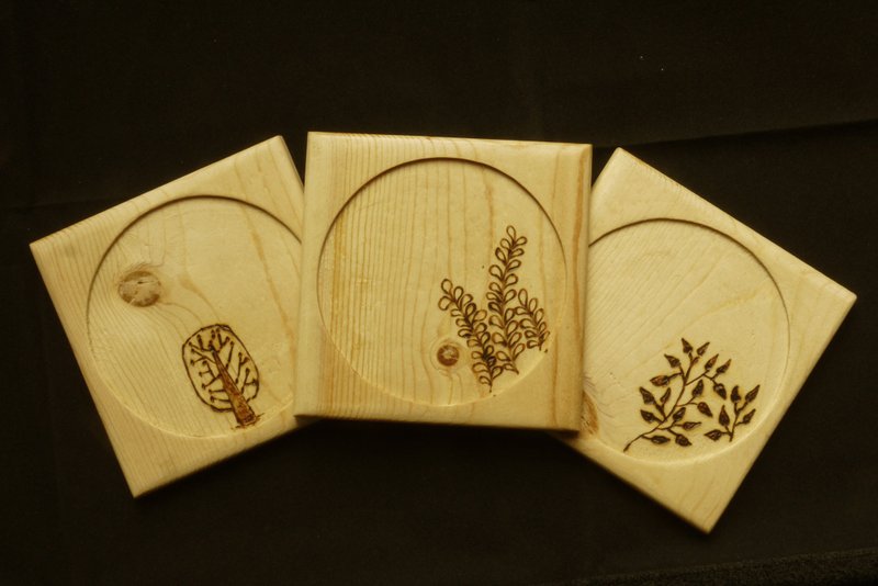 手作松木杯墊3入組 療癒系小物 防燙隔熱墊 原木杯墊組 中心導圓 - 杯墊 - 木頭 卡其色