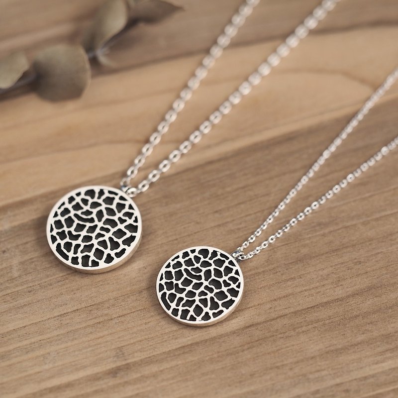 2 pieces set) Round giraffe pattern pair necklace Silver 925 - สร้อยคอ - โลหะ สีดำ