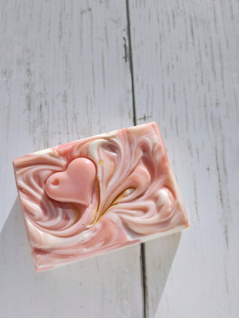粉色愛心波浪手工皂 - 肥皂/手工皂 - 其他材質 粉紅色