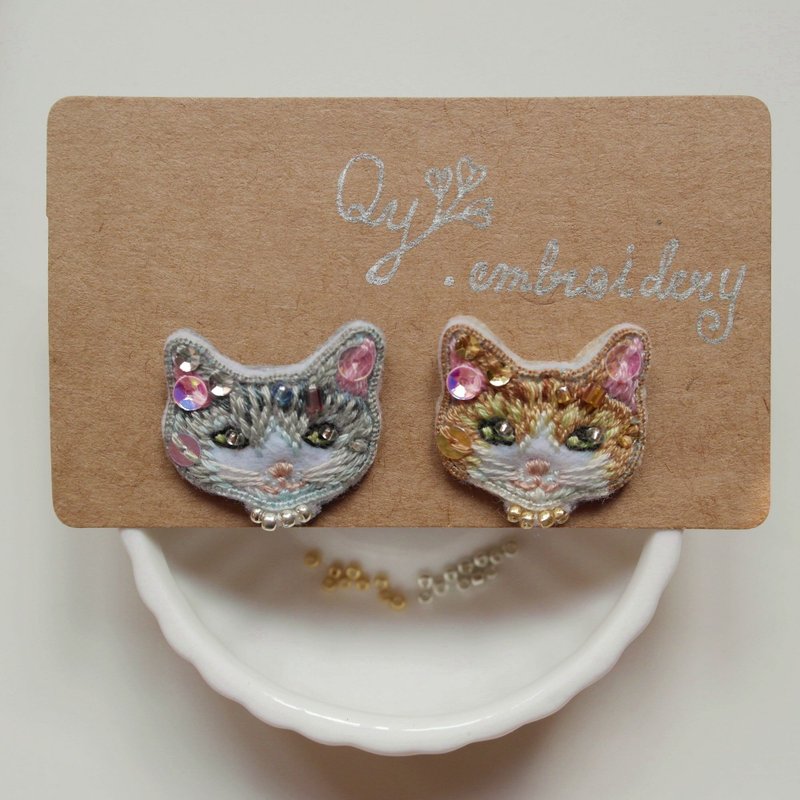 Qy's cats  金銀色貓 手工刺繡耳飾 耳釘耳夾 聖誕禮物 - 耳環/耳夾/耳骨夾 - 繡線 金色