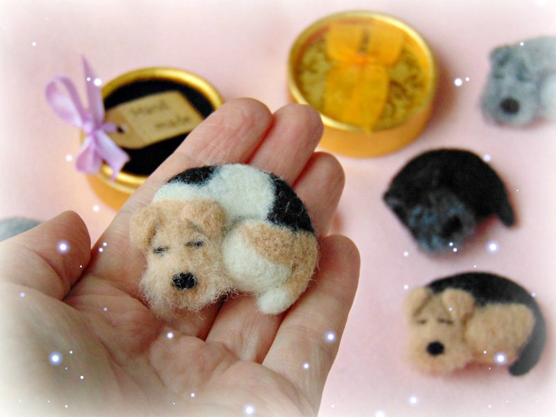 Scottie dog brooch Felted dog pins Dog lover gift Dog figurine magnet - ตุ๊กตา - ขนแกะ 