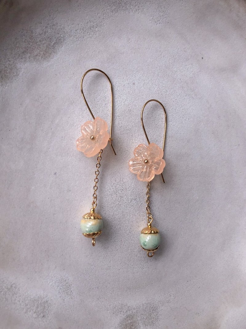 陶瓷x玻璃 耳環 櫻花翠果 Ceramic and Glass Accessory - 耳環/耳夾 - 陶 粉紅色