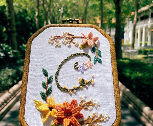 手作り刺繡ギフト イニシャルiiの花 ショップ I Cambroidery 置物 Pinkoi