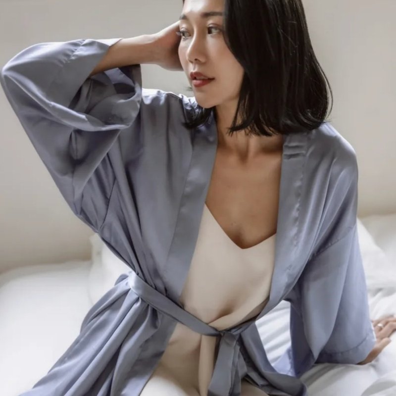 Morning Mist Shimmer Satin Lace Robe - Blue Gray - ชุดนอน/ชุดอยู่บ้าน - วัสดุอื่นๆ สีน้ำเงิน