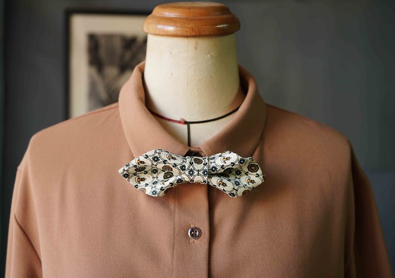 古董布花領帶改製手工領結-念念有詞白-寬版 - 領結/領巾 - 絲．絹 白色
