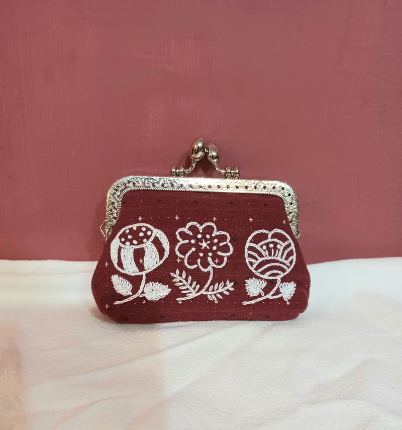 Small flower embroidery mouth gold bag - กระเป๋าใส่เหรียญ - ผ้าฝ้าย/ผ้าลินิน สีแดง