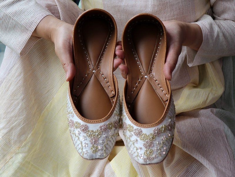 White soft Indian retro sweet cream delicate beaded handmade shoes - อื่นๆ - หนังแท้ ขาว