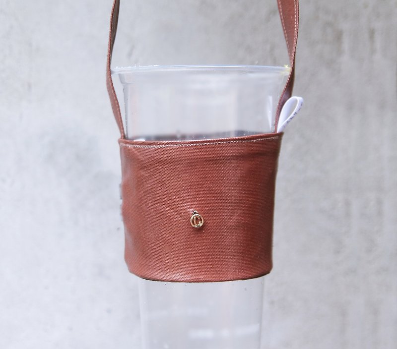 環保提袋杯套 檀木棕 皮革設計款 客製專屬你的英文吊牌 - 飲料提袋/杯袋/杯套 - 其他材質 咖啡色