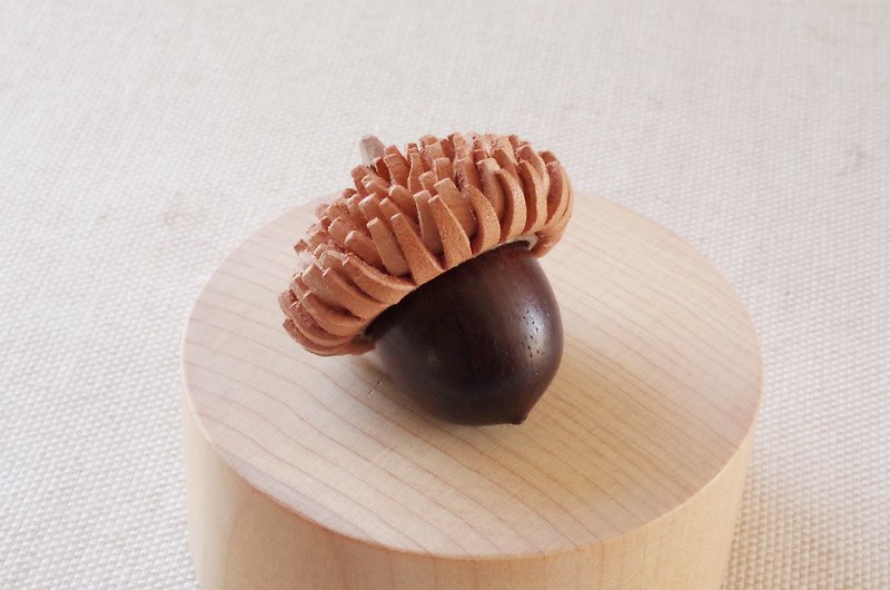 日本のどんぐりシリーズ　クヌギの木彫アロマディフューザー 受注制作 - ネックレス - 木製 ブラウン