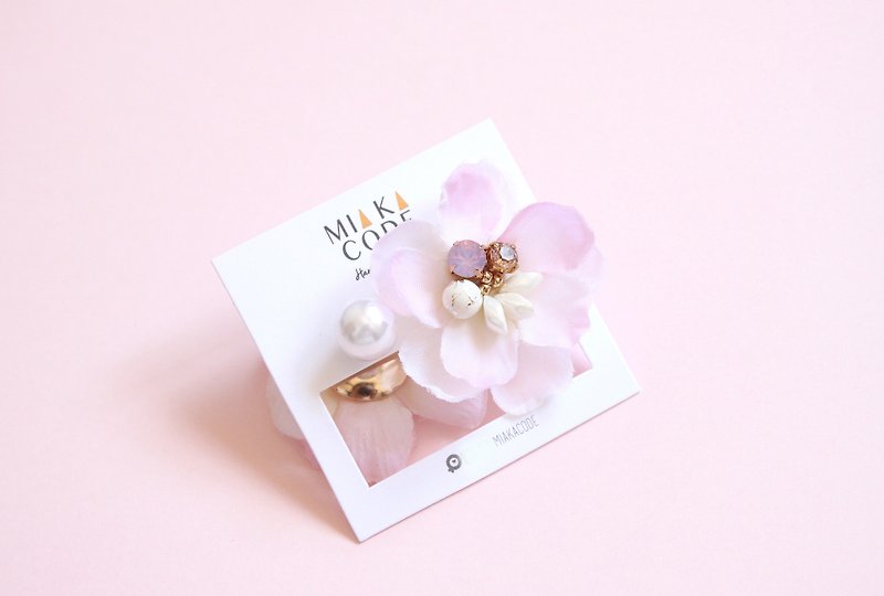 * Limited. * Sold out do not make hand-beaded crystal pearl earrings cherry-allergic Japan (before and after wear) / ear clip - Earrings & Clip-ons - Plants & Flowers Pink