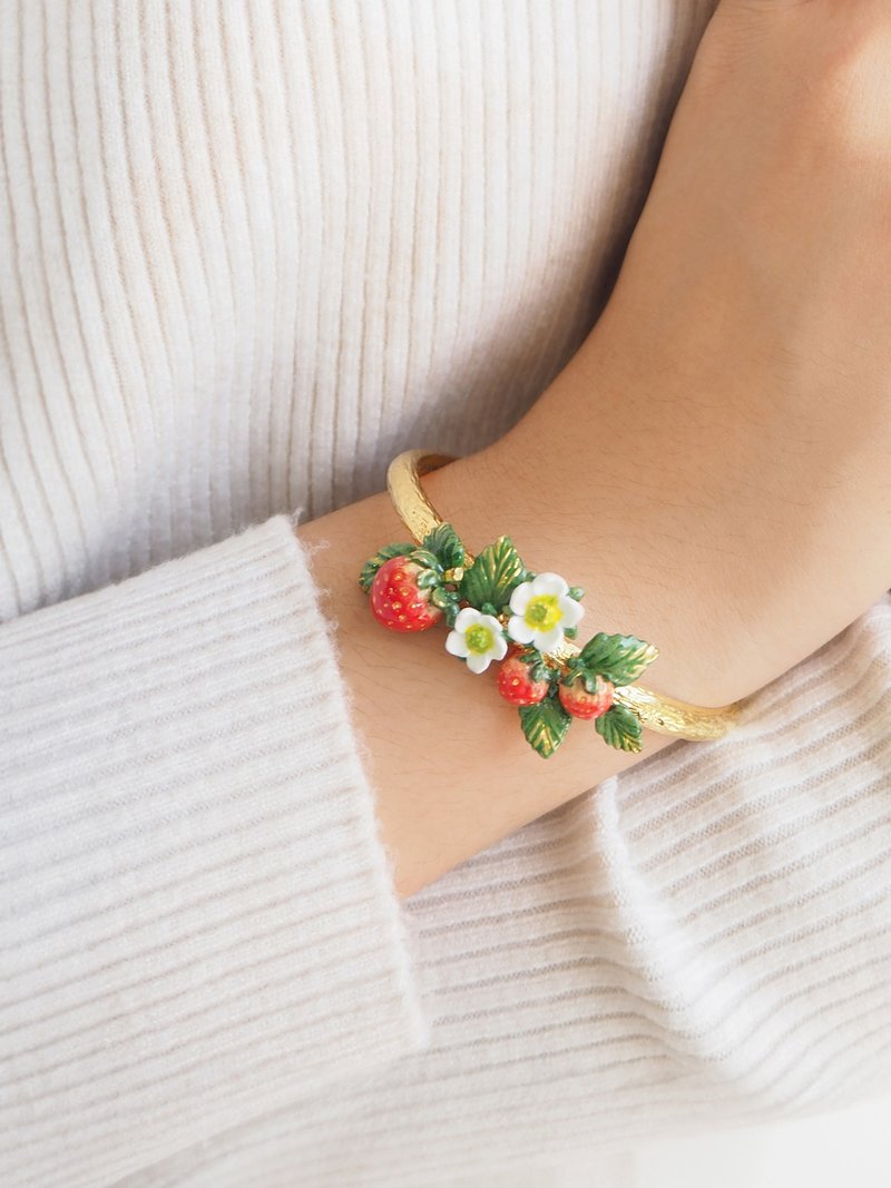 Strawberry Blossom Bangle | Strawberry Forever - 手鍊/手環 - 其他金屬 紅色