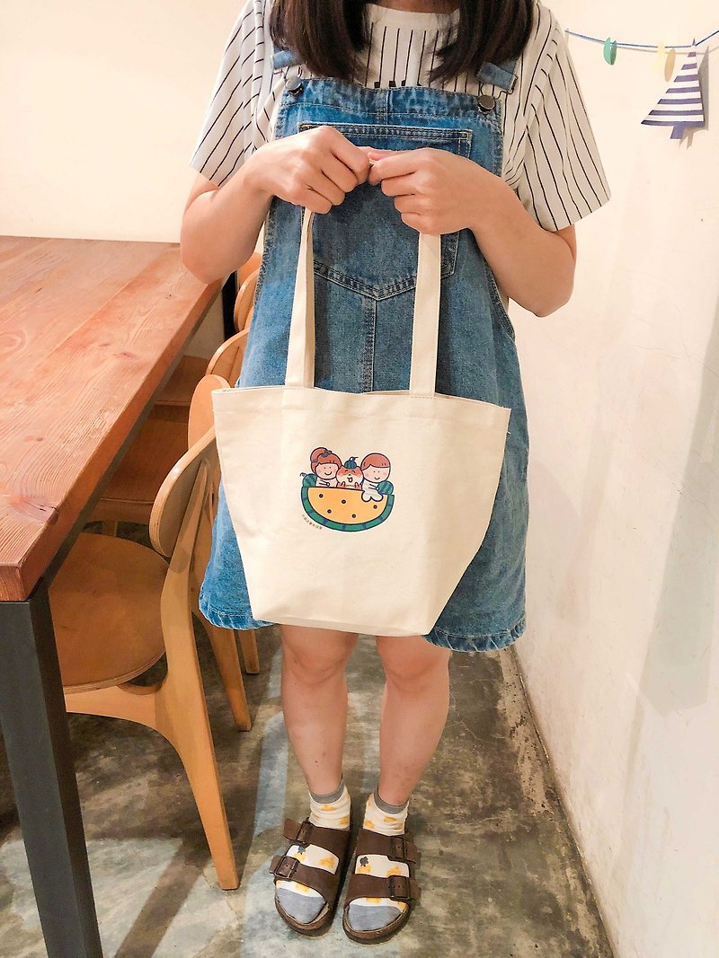 Customized / pet portrait large-capacity shoulder lunch bag hand-printed Canvas bag - Messenger Bags & Sling Bags - Cotton & Hemp White