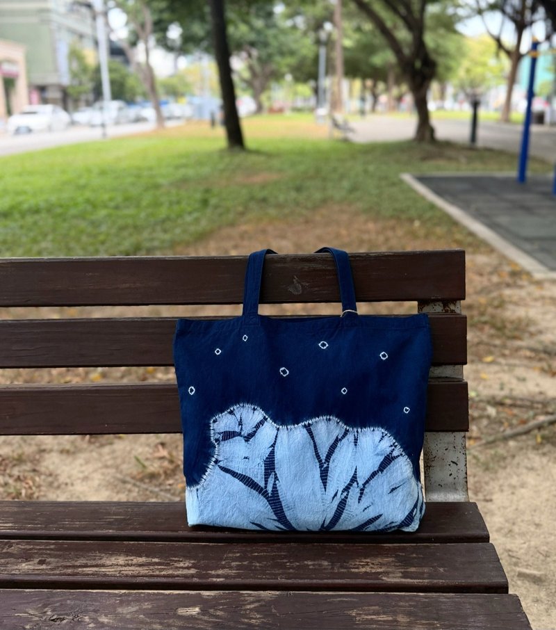 【記憶有限】藍染手提袋-香港獅子山 - 手提包/手提袋 - 棉．麻 藍色