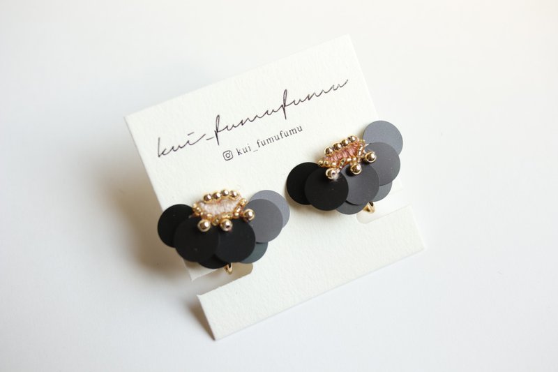 Fluttering. small / embroidery Clip-On / kui_fumufumu - Earrings & Clip-ons - Thread Black