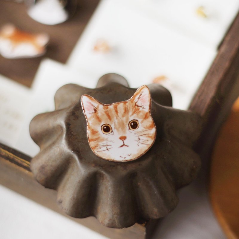 Small animal pin - tabby cat - เข็มกลัด/พิน - เรซิน สีกากี