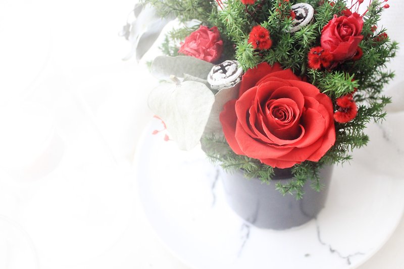 赤いパーティのクリスマス小さな丸いテーブルの花、クリムゾンの永遠のバラの花のセレモニー - ドライフラワー・ブーケ - 寄せ植え・花 レッド