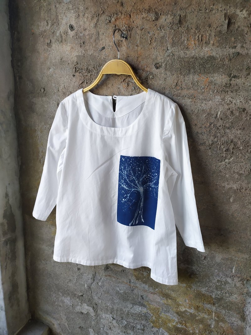 Free dyeing isvara blue dyeing hand batik top symbiosis series swaying - Women's Tops - Cotton & Hemp Blue