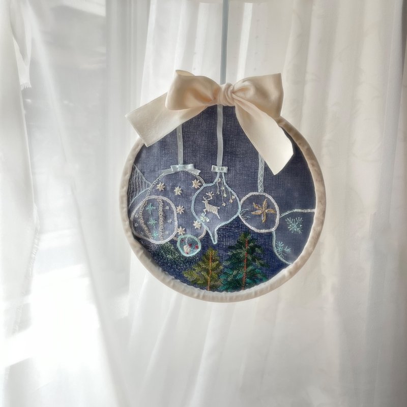 Christmas embroidery frame/snowy mountain and ornaments/handmade by Japanese art - ของวางตกแต่ง - เส้นใยสังเคราะห์ สีใส