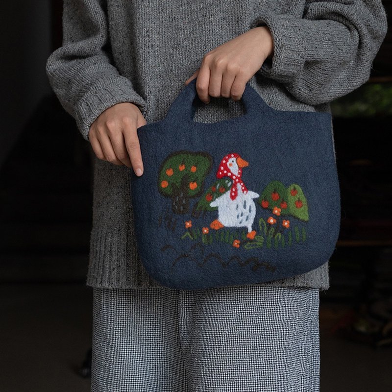 Keren wool felt cute duck handbag wrist bag women's bag open handmade bag literary retro gift versatile - กระเป๋าถือ - ขนแกะ 