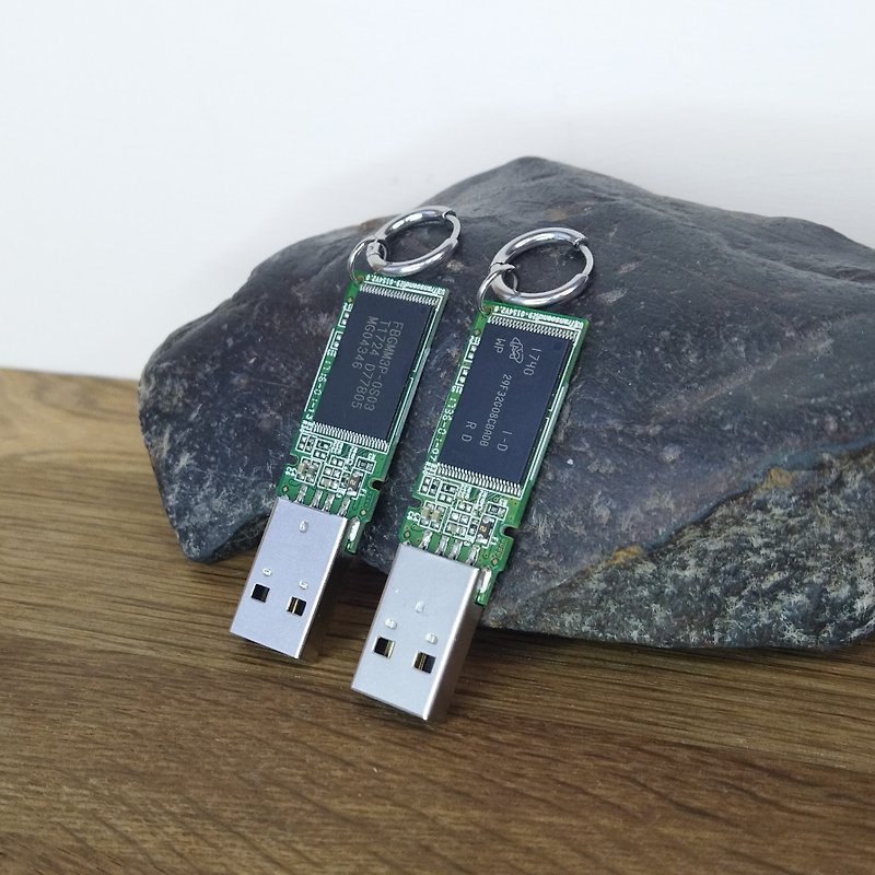 USB Cyberpunk earrings. Computer science gift for her. Circuit board earrings - ต่างหู - วัสดุอื่นๆ สีเขียว