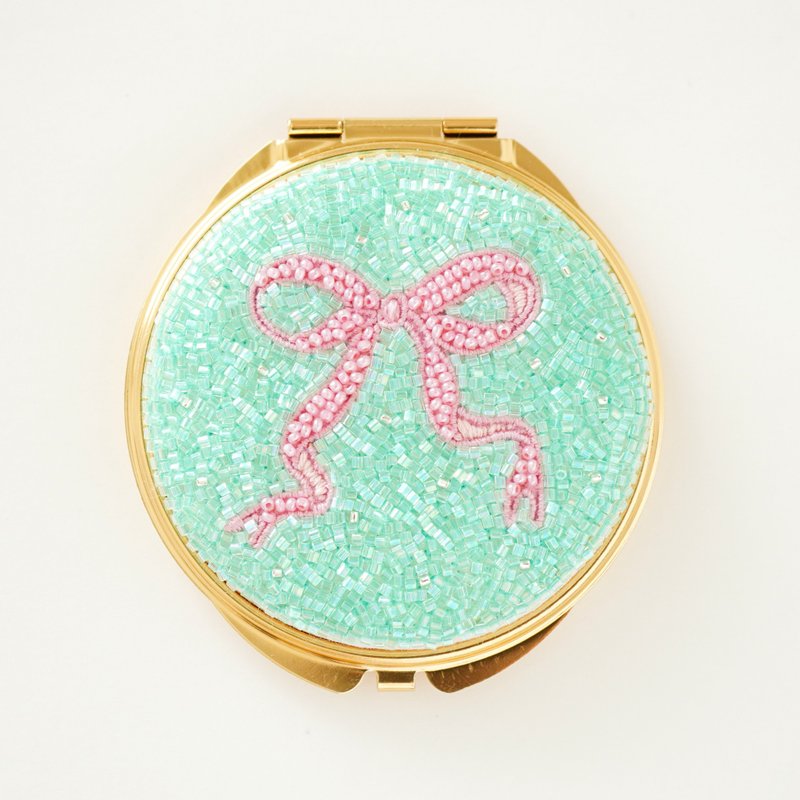 Beaded embroidered ribbon compact mirror (mint green/pink) with hand-knitted pouch and double mirror - Makeup Brushes - Other Materials Pink