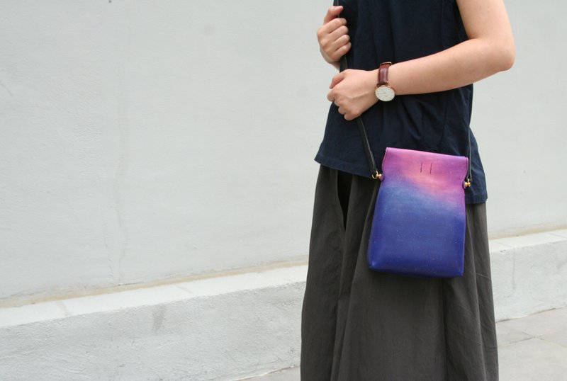 Hand-dyed leather aurora night sky fuchsia lightweight side backpack - กระเป๋าแมสเซนเจอร์ - หนังแท้ สีม่วง