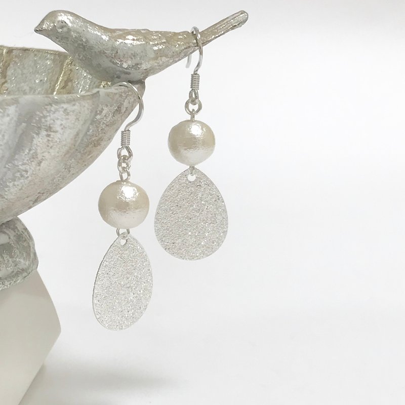 Cotton pearl silver earring - 耳環/耳夾 - 棉．麻 銀色