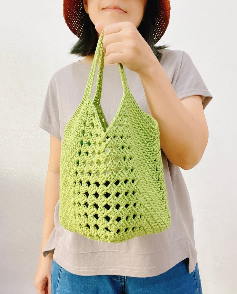 Mesh 4-corner bag woven tote bag grass green medium size - กระเป๋าถือ - ผ้าฝ้าย/ผ้าลินิน สีเขียว