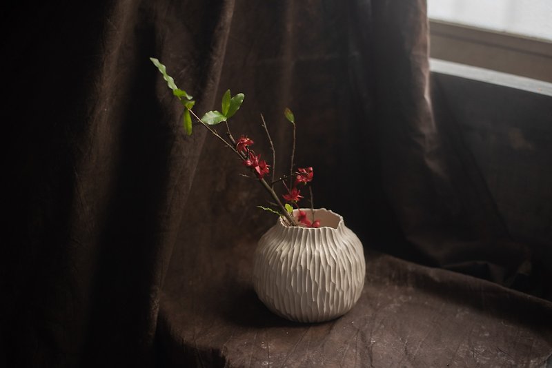 フォグシリーズのオリジナルの外観円盤状の花器-壊れた手を持つ大きな手作りの陶器 - 花瓶・植木鉢 - 磁器 ホワイト
