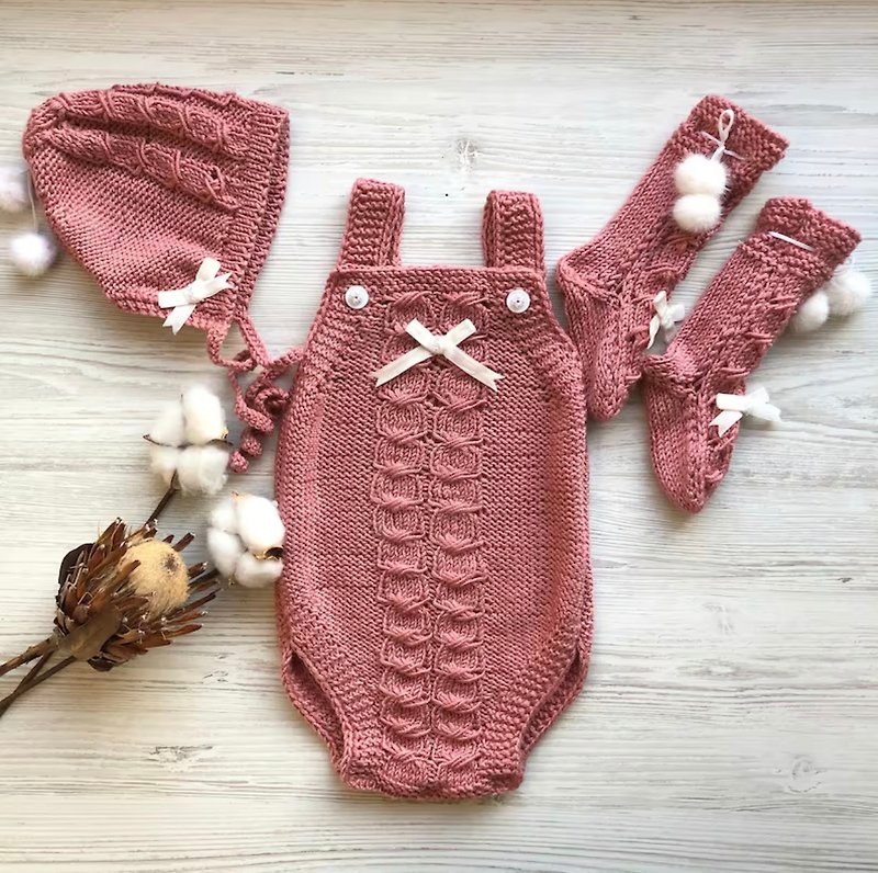 Hand knit berry color clothing set for baby girl: romper, hat, socks. - 嬰兒連身衣/包被/包巾 - 其他材質 