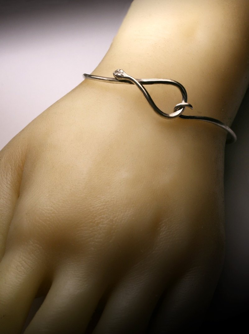 Teardrop Fine Snake Bracelet / Open, Adjustable - สร้อยข้อมือ - โลหะ สีเงิน