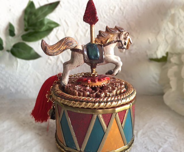 青い宝石箱の回転木馬、宝箱、明るい宝石類の貯蔵、クリスマスの小箱