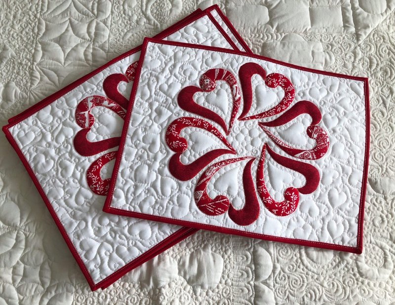 Quilted Valentines Day placemats, Set of 6, Red hearts quilt, Mothers day runner - ผ้ารองโต๊ะ/ของตกแต่ง - ผ้าฝ้าย/ผ้าลินิน สีแดง