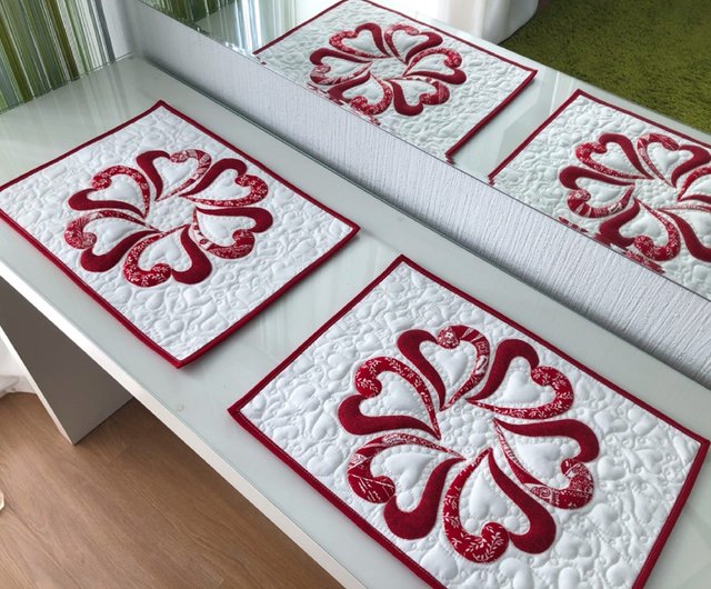 Quilted Valentines Day placemats, Set of 6, Red hearts quilt