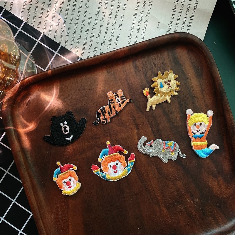 【迷你燙貼/胸章 | 馬戲團 】 小丑 空中飛人 燒到尾巴的獅子 - 胸針 - 繡線 多色