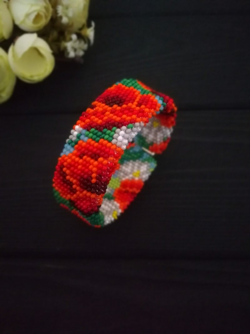 優雅手鍊在手 送給心愛的禮物 花朵圖案 Glass Seed Bead Crochet Bracelet , Flowers bracelet - สร้อยข้อมือ - วัสดุอื่นๆ สีแดง