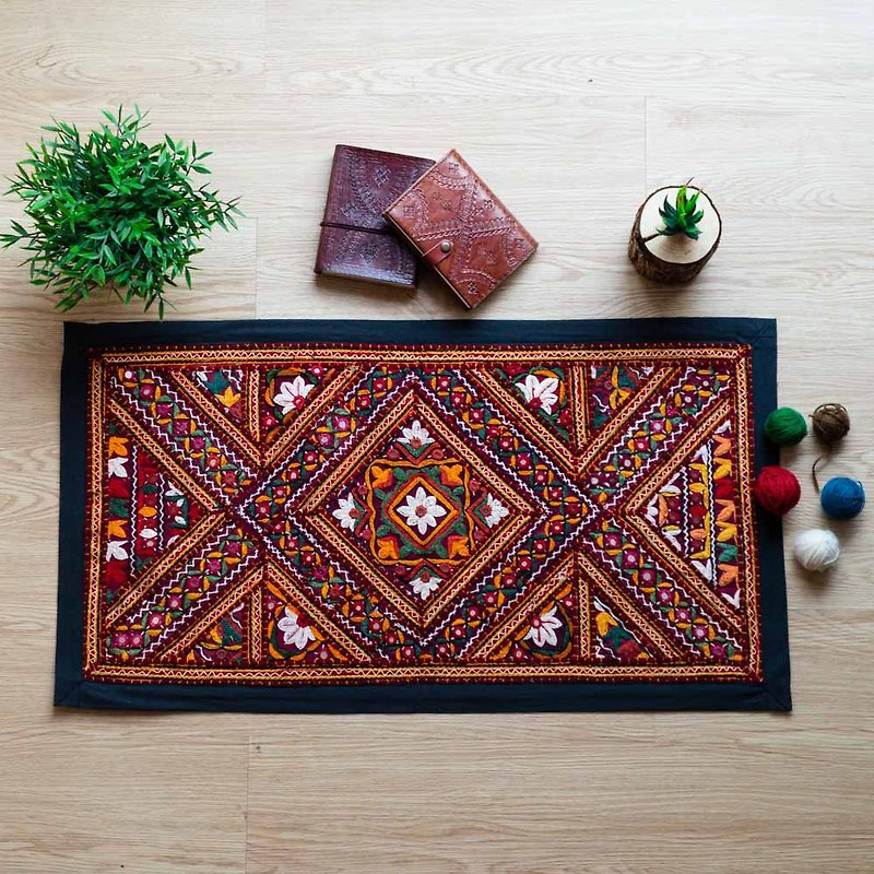 【新年送禮】印度沙漠 水煙刺繡 手工編織地毯 - 沙地藤蔓 - 地墊/地毯 - 棉．麻 紅色