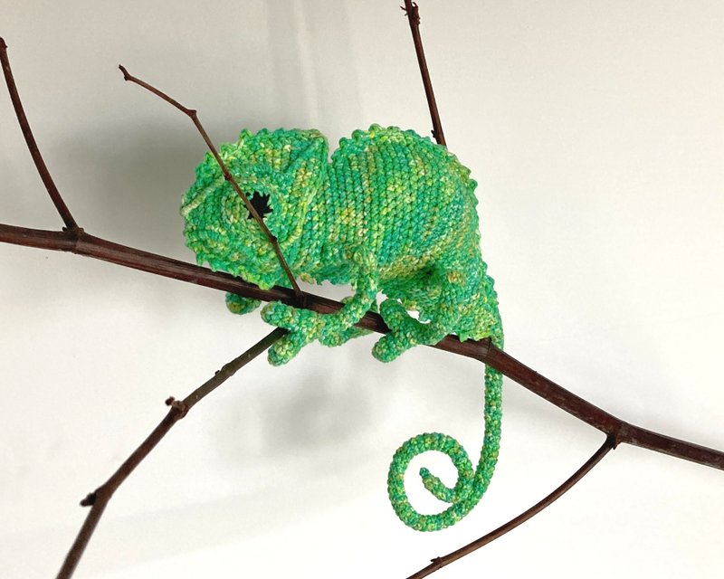 Crochet chameleon in green color, Plush lizard, Crochet reptile decor - 寶寶/兒童玩具/玩偶 - 棉．麻 綠色