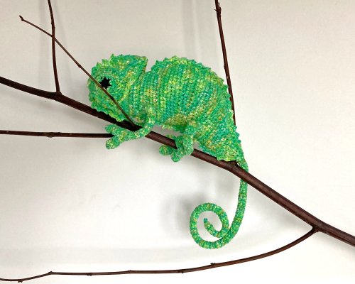 緑色のかぎ針編みのカメレオン、ぬいぐるみのトカゲ、かぎ針編みの