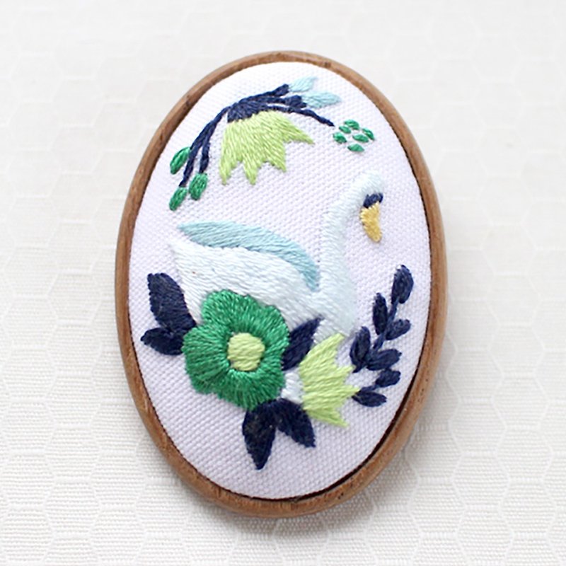 Swan Lake Green - Embroidery Brooch Kit - เย็บปัก/ถักทอ/ใยขนแกะ - งานปัก สีเขียว