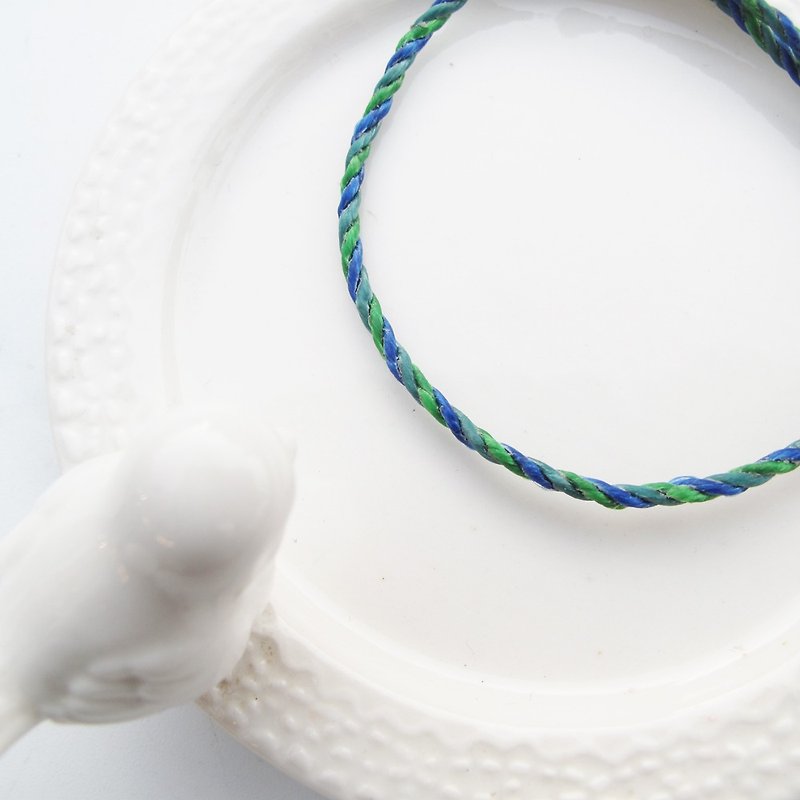 員 囡仔 [Handmade] Peacock × Wax Bracelet Bracelet Blue Green - Bracelets - Polyester Multicolor