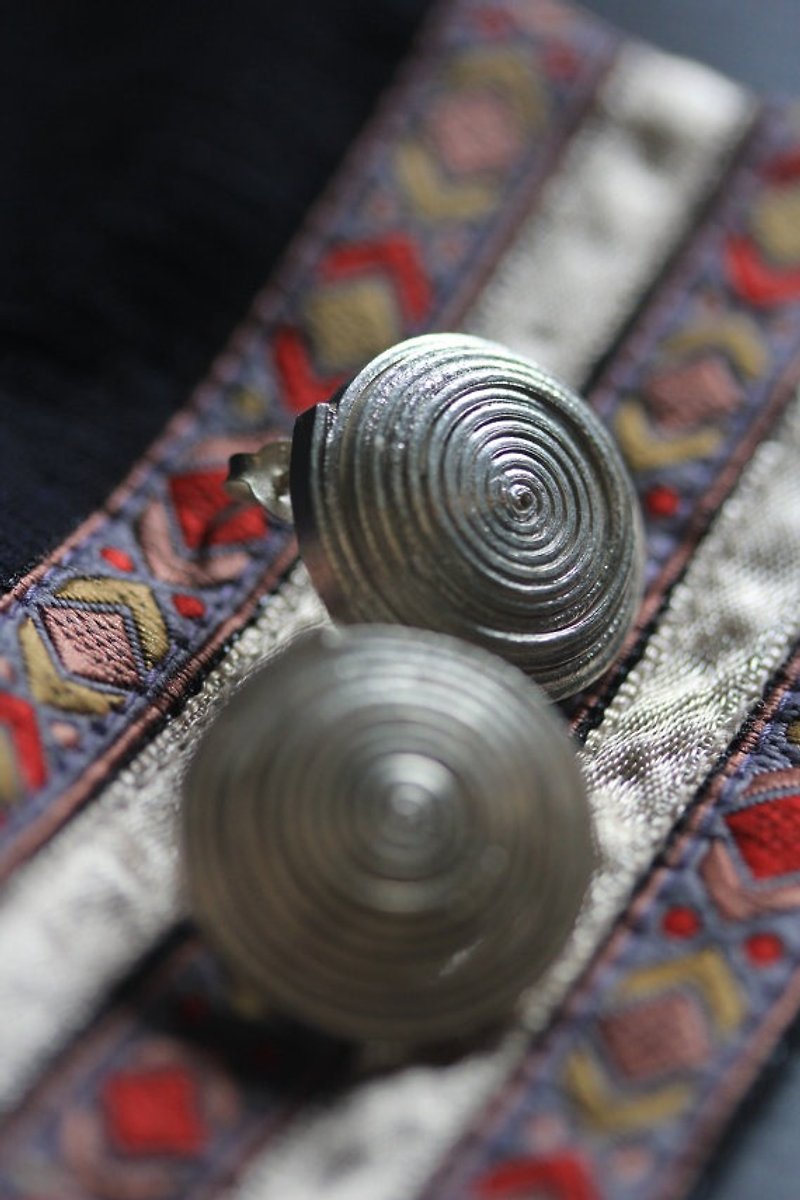Handmade hill tribe silver spiral stud earrings (E172) - 耳環/耳夾 - 銀 銀色