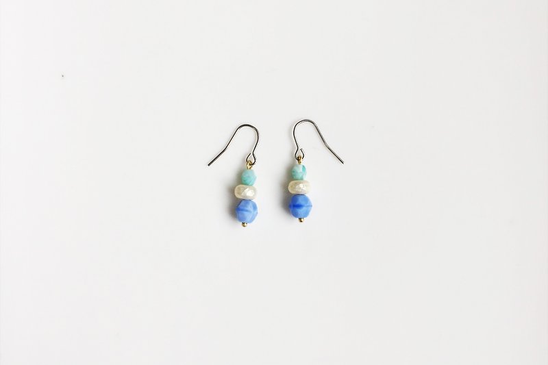 戴絨毛圍巾的季節 天然石玻璃串珠造型耳環 - 耳環/耳夾 - 寶石 藍色