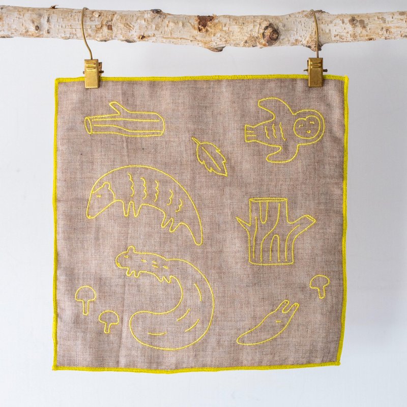 Spring sleeping animal embroidered cotton gauze handkerchief brown - ผ้าเช็ดหน้า - ผ้าฝ้าย/ผ้าลินิน สีกากี